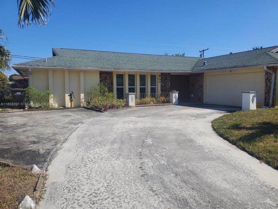 Недавно продано: $480,000 (3 спален, 2 ванн, 1942 Квадратных фут)