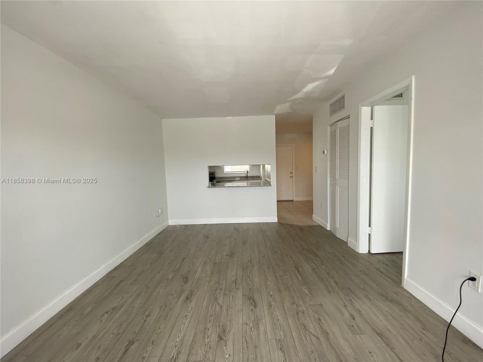 合同活跃: $1,425 (1 贝兹, 1 浴室, 680 平方英尺)