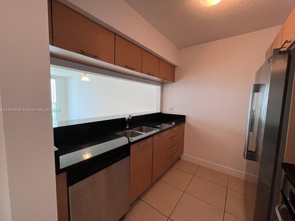 For Sale: $450,000 (1 beds, 1 baths, 775 Square Feet)