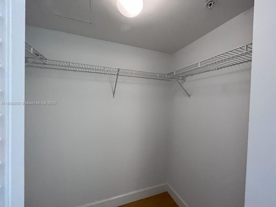For Sale: $450,000 (1 beds, 1 baths, 775 Square Feet)