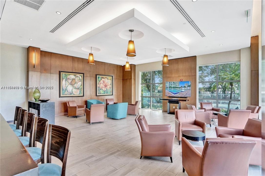 For Sale: $450,000 (1 beds, 1 baths, 775 Square Feet)