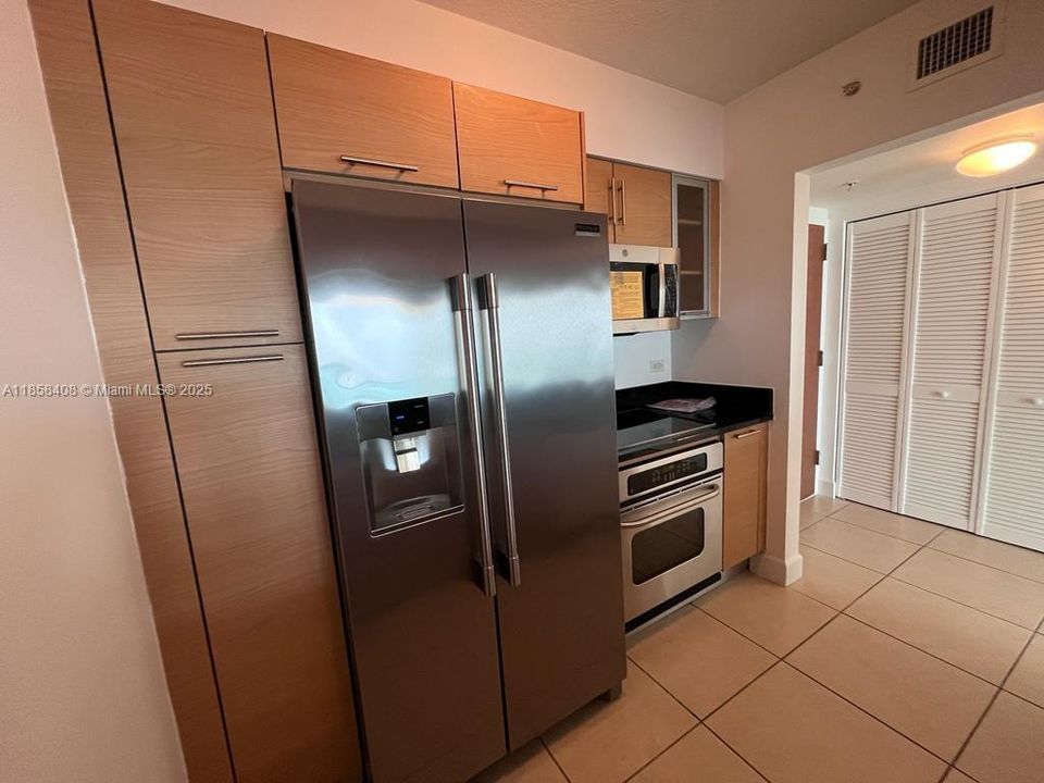 For Sale: $450,000 (1 beds, 1 baths, 775 Square Feet)