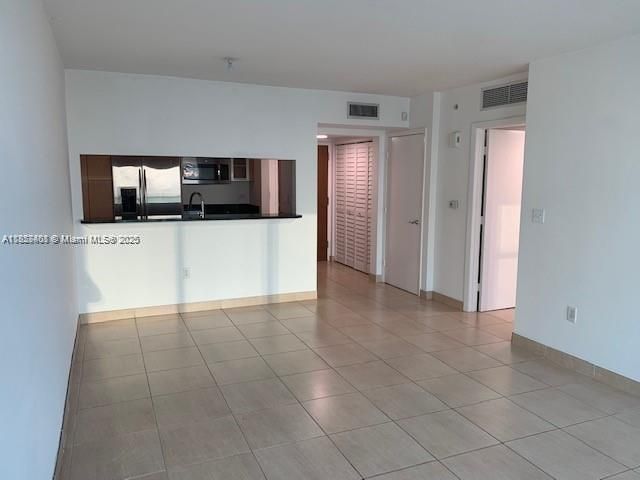 For Sale: $450,000 (1 beds, 1 baths, 775 Square Feet)