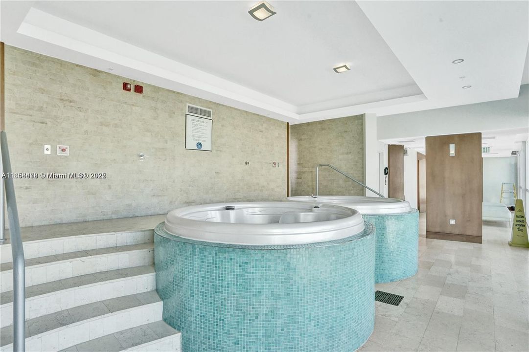 For Sale: $450,000 (1 beds, 1 baths, 775 Square Feet)