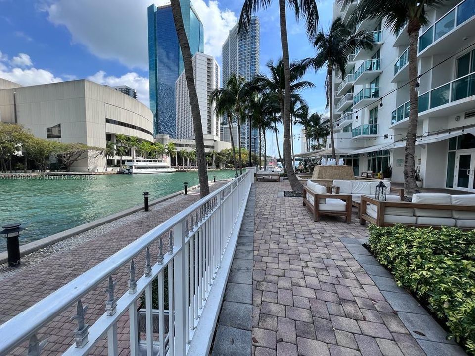 For Sale: $450,000 (1 beds, 1 baths, 775 Square Feet)