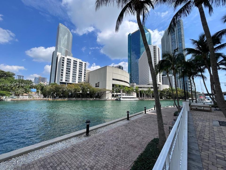 For Sale: $450,000 (1 beds, 1 baths, 775 Square Feet)