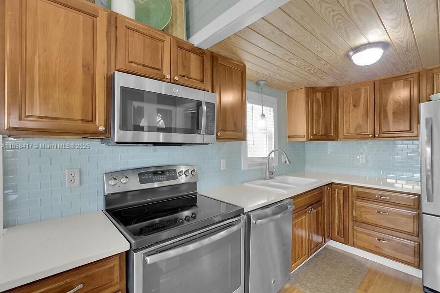 For Sale: $910,000 (2 beds, 2 baths, 1008 Square Feet)