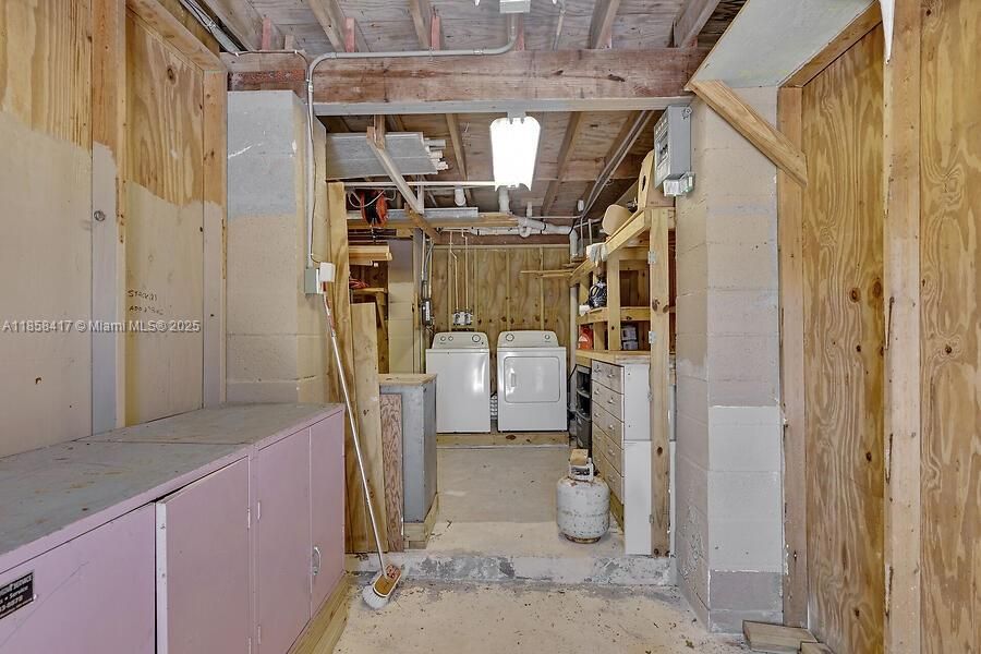 Great Space for a workshop, working area, extra storage for fishing/boating equipment.