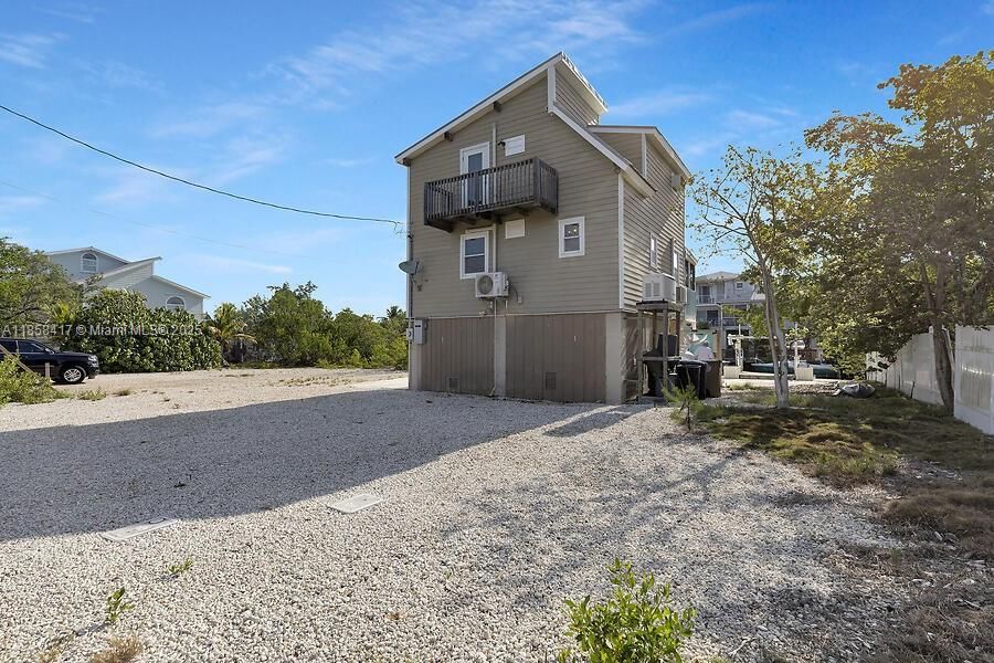 For Sale: $910,000 (2 beds, 2 baths, 1008 Square Feet)