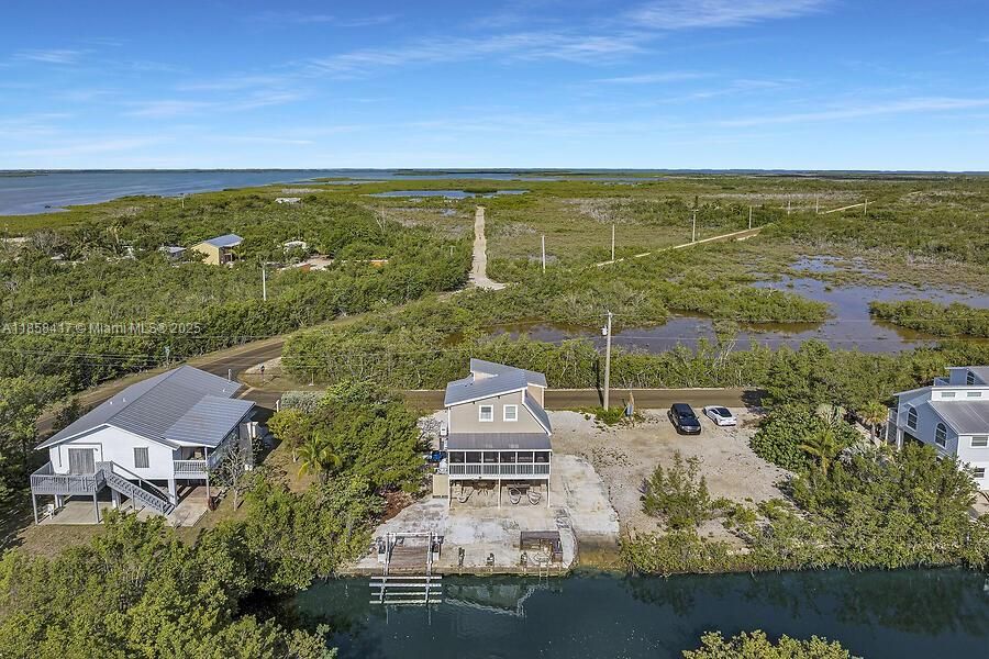 For Sale: $910,000 (2 beds, 2 baths, 1008 Square Feet)