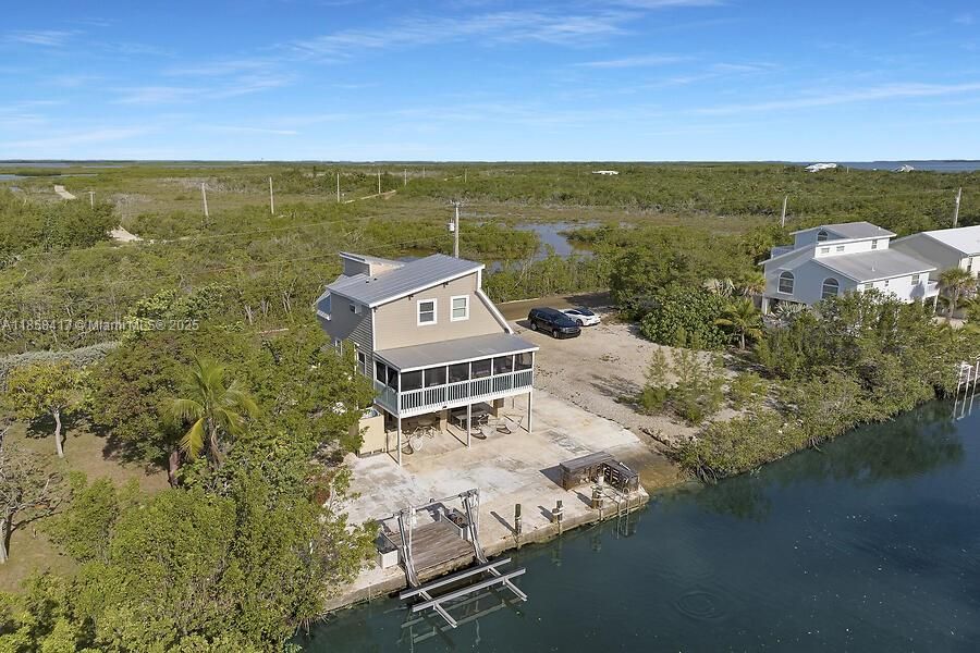 For Sale: $910,000 (2 beds, 2 baths, 1008 Square Feet)