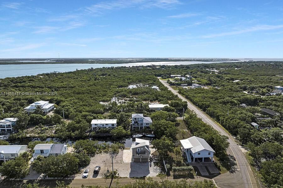 For Sale: $910,000 (2 beds, 2 baths, 1008 Square Feet)