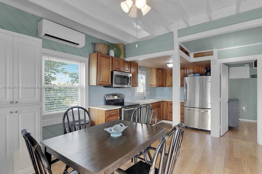 For Sale: $910,000 (2 beds, 2 baths, 1008 Square Feet)