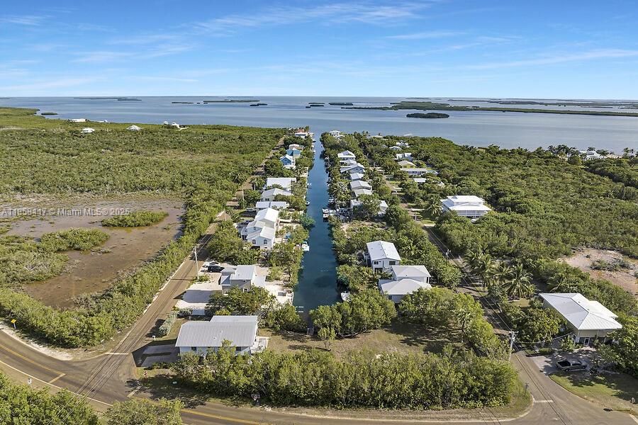 For Sale: $910,000 (2 beds, 2 baths, 1008 Square Feet)