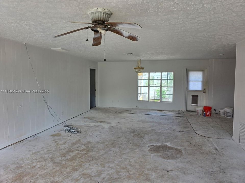 Vendido Recientemente: $469,900 (3 camas, 2 baños, 2130 Pies cuadrados)