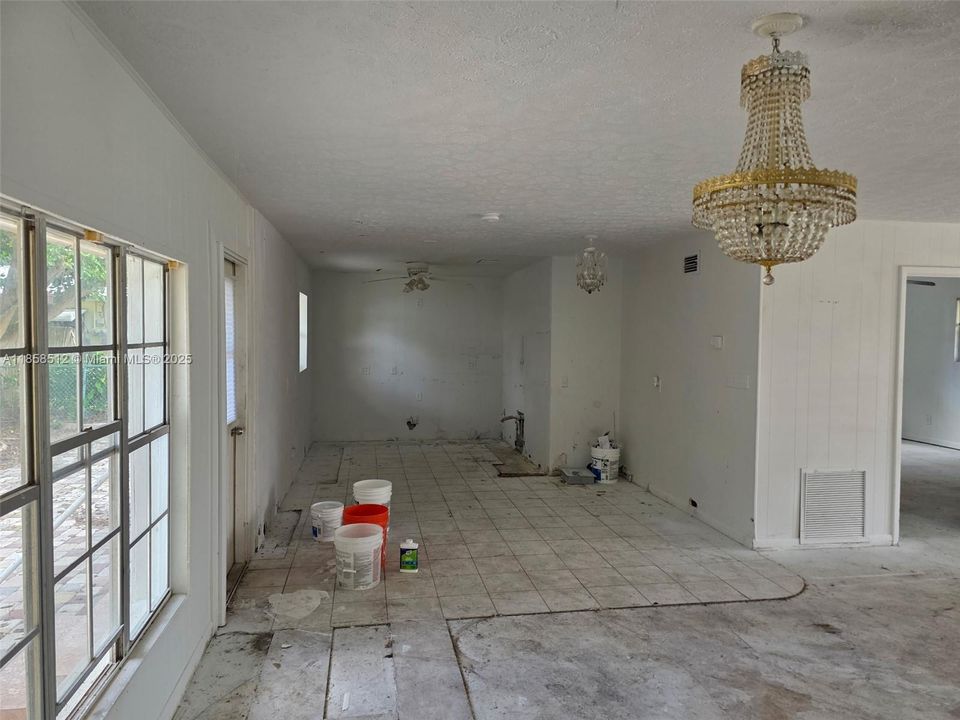 Vendido Recientemente: $469,900 (3 camas, 2 baños, 2130 Pies cuadrados)