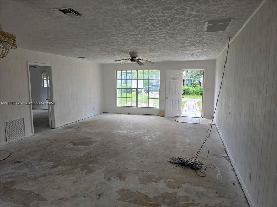 Vendido Recientemente: $469,900 (3 camas, 2 baños, 2130 Pies cuadrados)