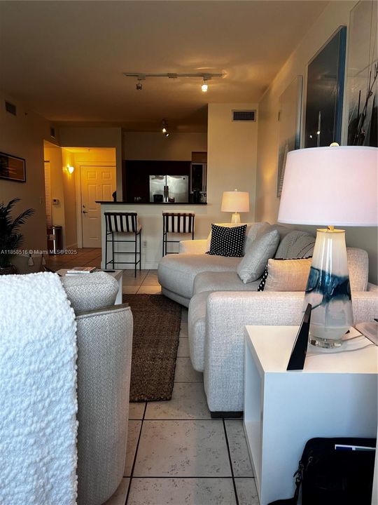 Active With Contract: $2,000 (1 beds, 1 baths, 839 Square Feet)