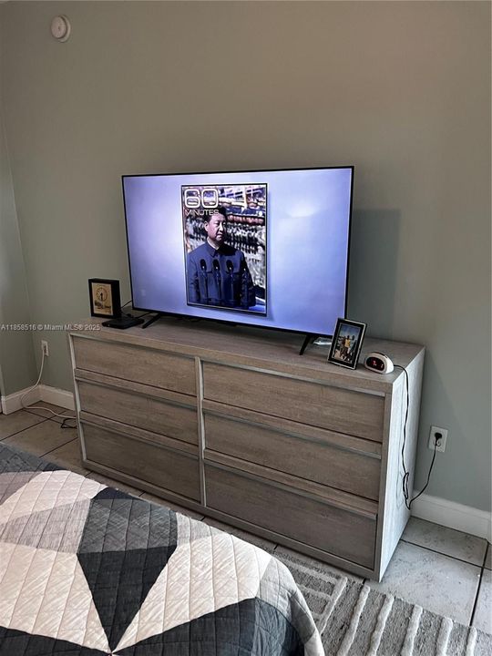 Active With Contract: $2,000 (1 beds, 1 baths, 839 Square Feet)