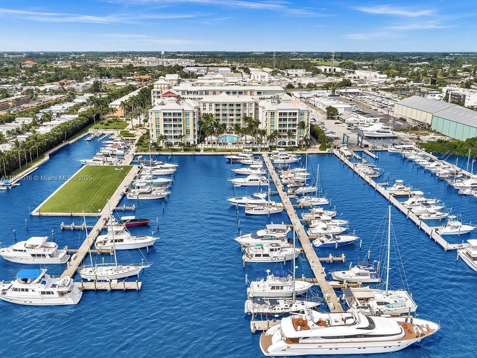 Active With Contract: $2,000 (1 beds, 1 baths, 839 Square Feet)