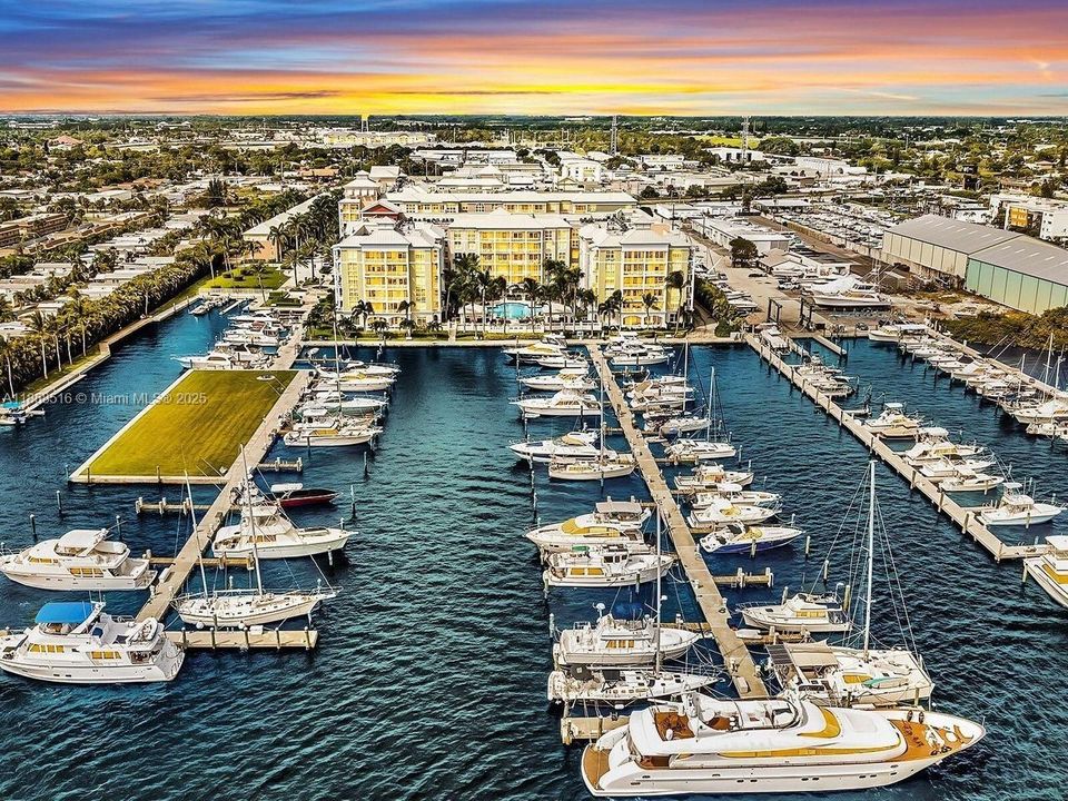 Active With Contract: $2,000 (1 beds, 1 baths, 839 Square Feet)