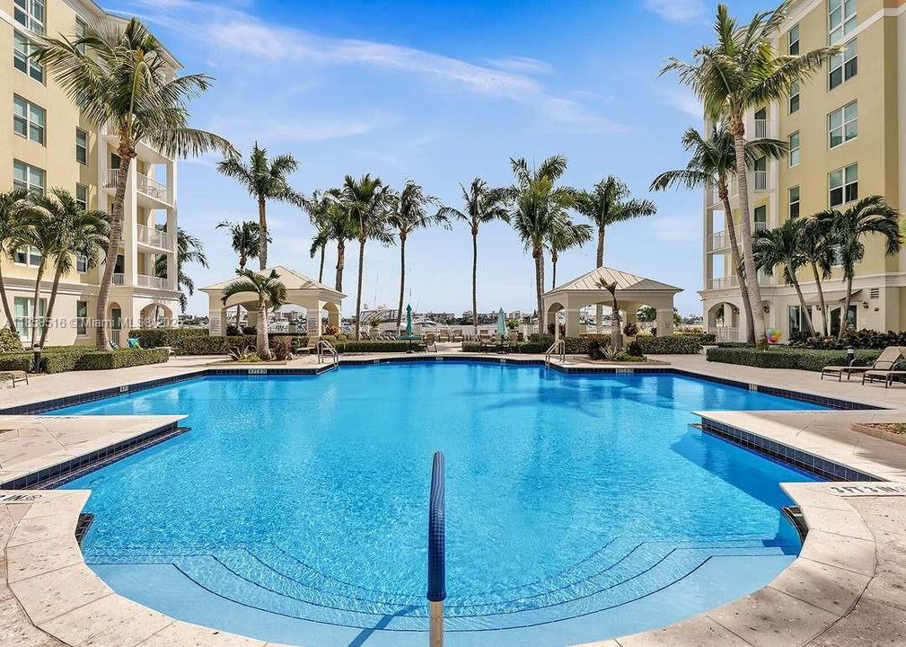 Active With Contract: $2,000 (1 beds, 1 baths, 839 Square Feet)