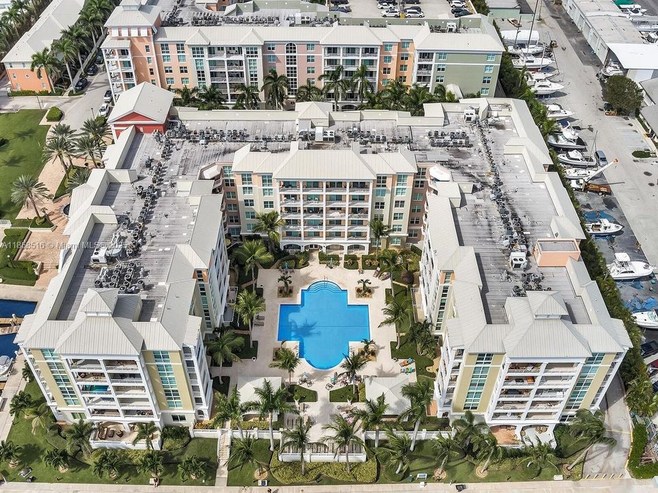 Active With Contract: $2,000 (1 beds, 1 baths, 839 Square Feet)