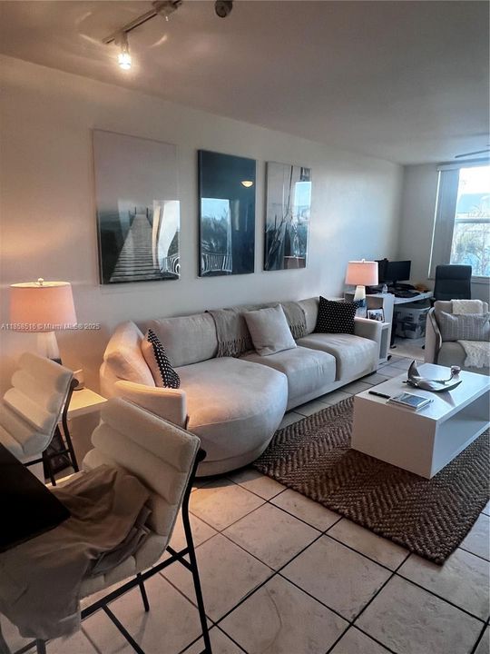 Active With Contract: $2,000 (1 beds, 1 baths, 839 Square Feet)