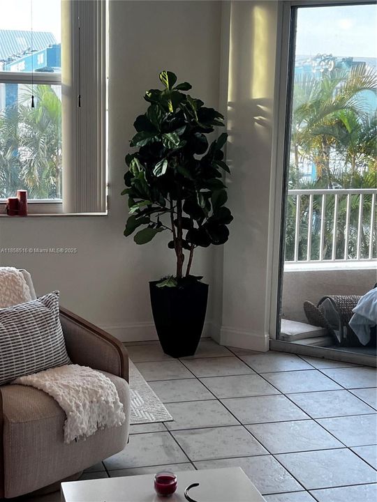 Active With Contract: $2,000 (1 beds, 1 baths, 839 Square Feet)