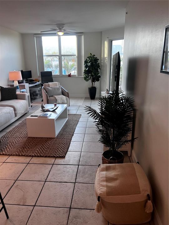 Active With Contract: $2,000 (1 beds, 1 baths, 839 Square Feet)
