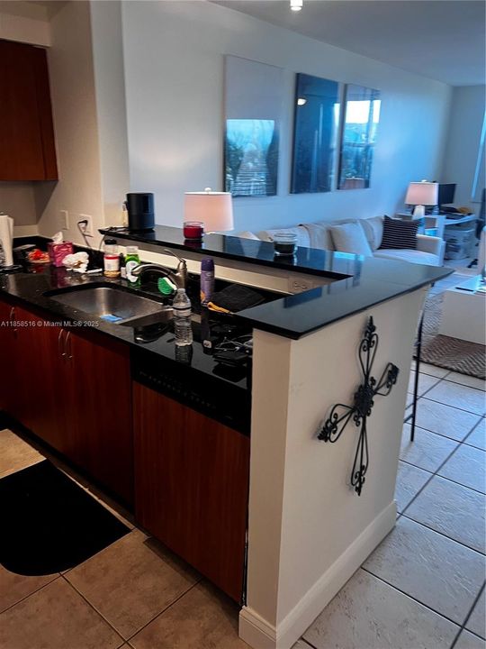 Active With Contract: $2,000 (1 beds, 1 baths, 839 Square Feet)