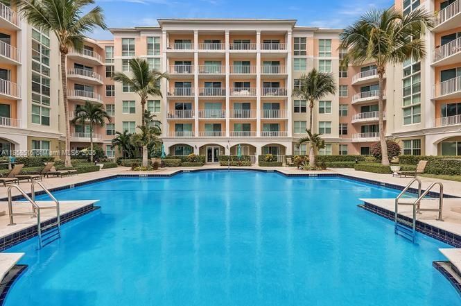 Active With Contract: $2,000 (1 beds, 1 baths, 839 Square Feet)