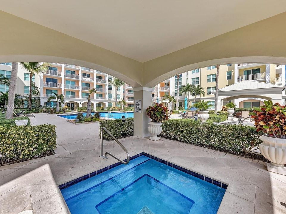 Active With Contract: $2,000 (1 beds, 1 baths, 839 Square Feet)