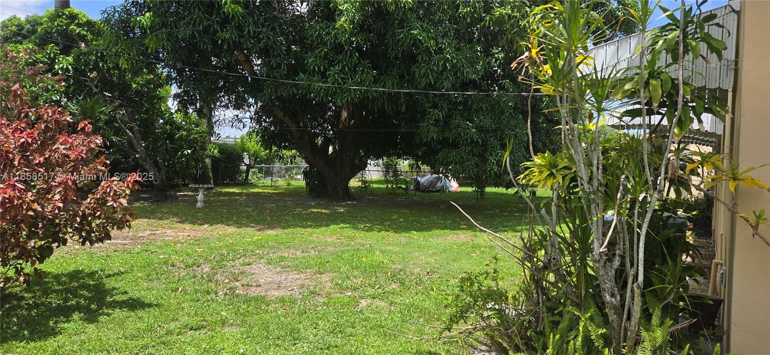 最近售出: $440,000 (2 贝兹, 1 浴室, 810 平方英尺)