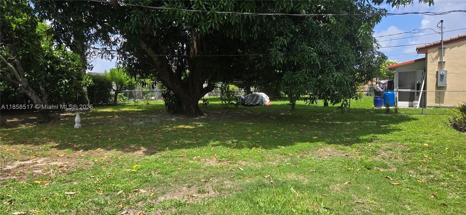 最近售出: $440,000 (2 贝兹, 1 浴室, 810 平方英尺)