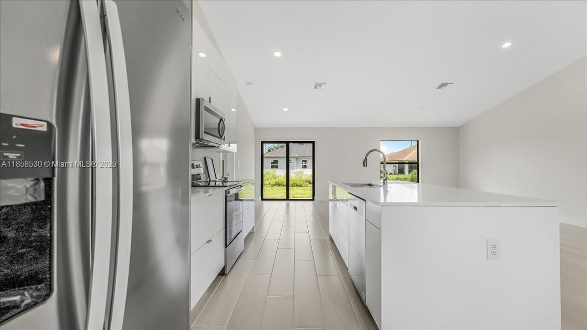 Recently Sold: $330,000 (3 beds, 2 baths, 1532 Square Feet)