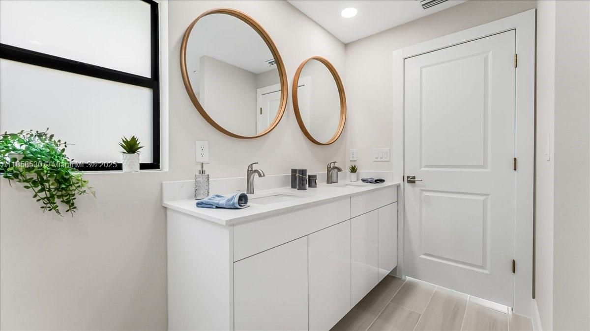 Recently Sold: $330,000 (3 beds, 2 baths, 1532 Square Feet)