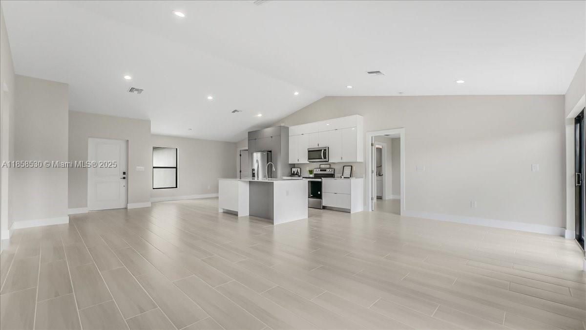 Recently Sold: $330,000 (3 beds, 2 baths, 1532 Square Feet)