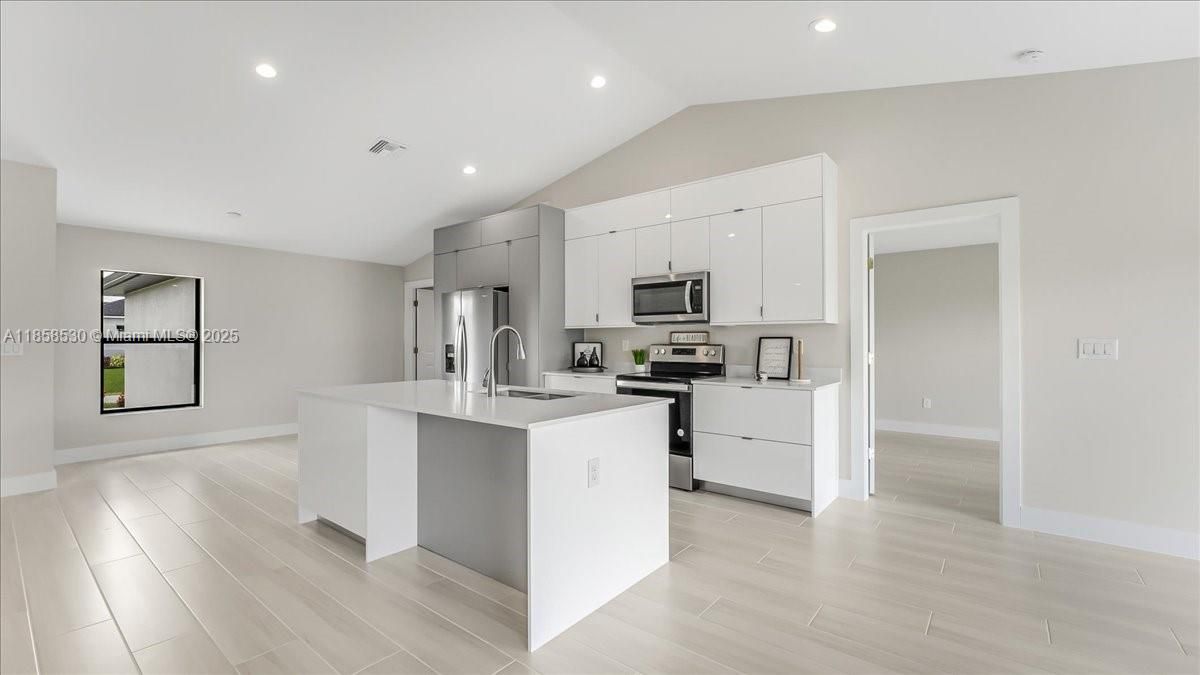 Recently Sold: $330,000 (3 beds, 2 baths, 1532 Square Feet)