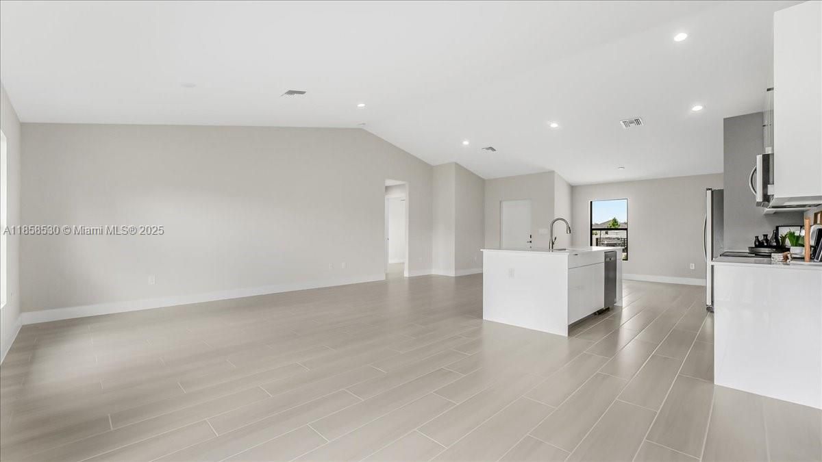 Recently Sold: $330,000 (3 beds, 2 baths, 1532 Square Feet)