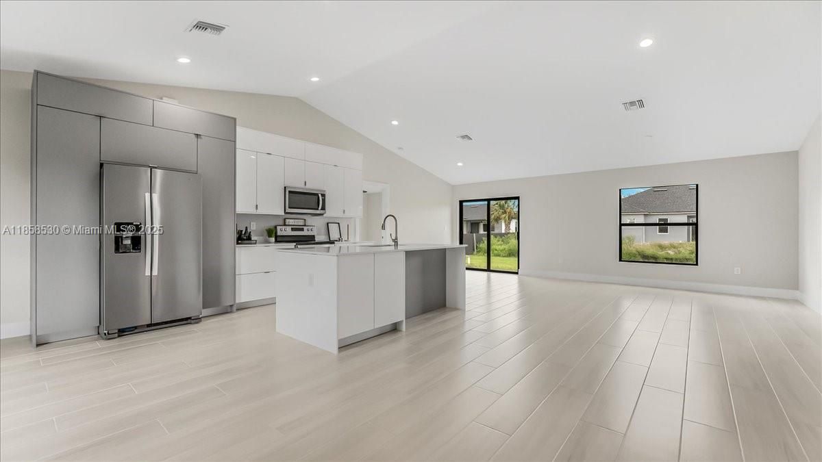 Recently Sold: $330,000 (3 beds, 2 baths, 1532 Square Feet)