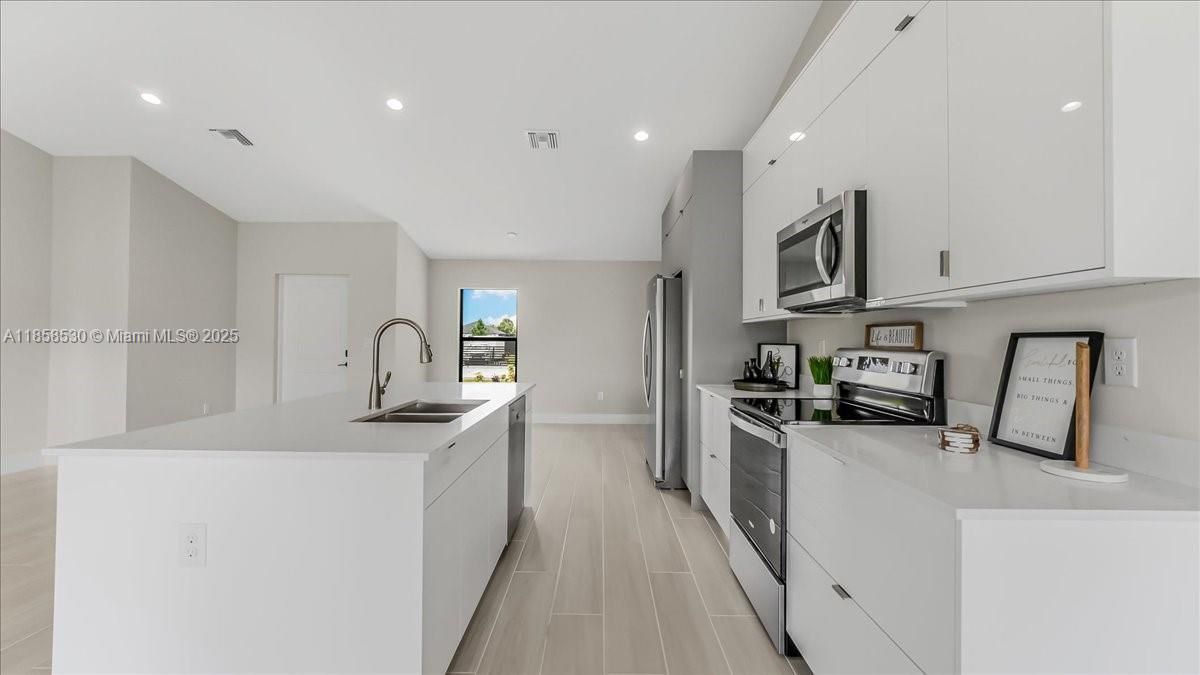 Recently Sold: $330,000 (3 beds, 2 baths, 1532 Square Feet)