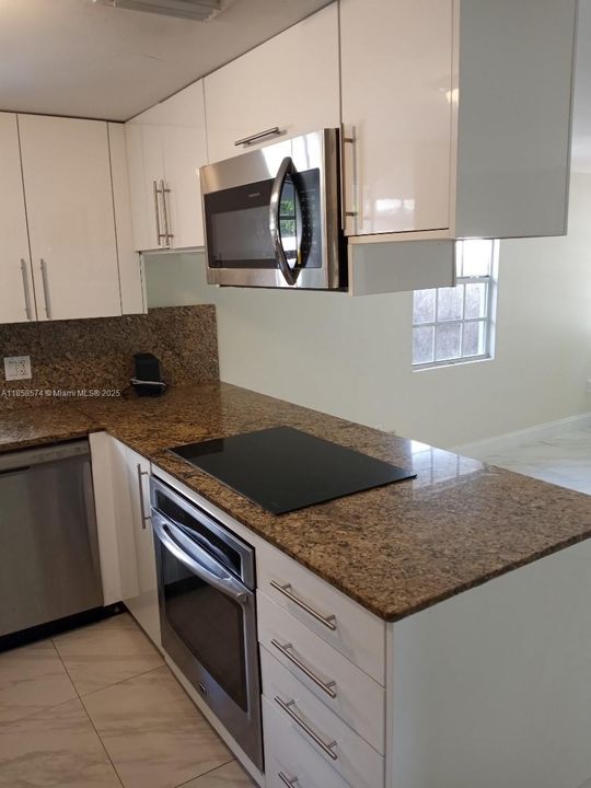 Recently Rented: $2,540 (3 beds, 1 baths, 885 Square Feet)