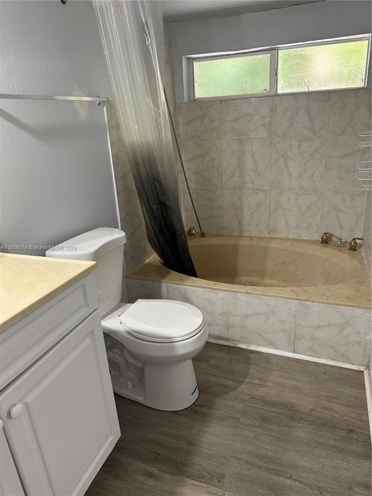 Recently Rented: $2,540 (3 beds, 1 baths, 885 Square Feet)