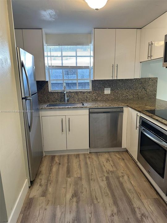 Recently Rented: $2,540 (3 beds, 1 baths, 885 Square Feet)