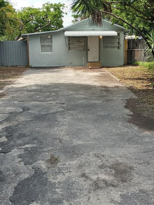 Recently Rented: $2,540 (3 beds, 1 baths, 885 Square Feet)