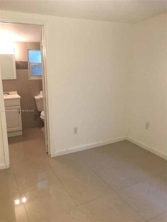 Recently Rented: $2,540 (3 beds, 1 baths, 885 Square Feet)