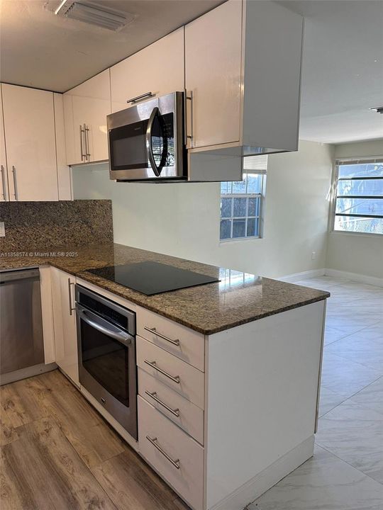 Recently Rented: $2,540 (3 beds, 1 baths, 885 Square Feet)