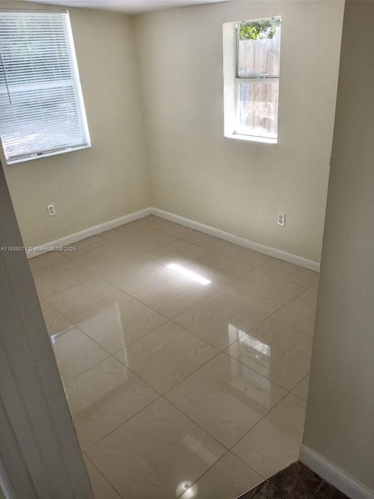 Recently Rented: $2,540 (3 beds, 1 baths, 885 Square Feet)