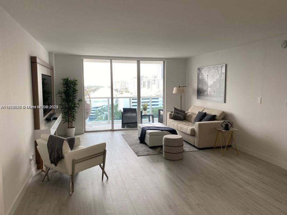Active With Contract: $2,600 (1 beds, 1 baths, 900 Square Feet)